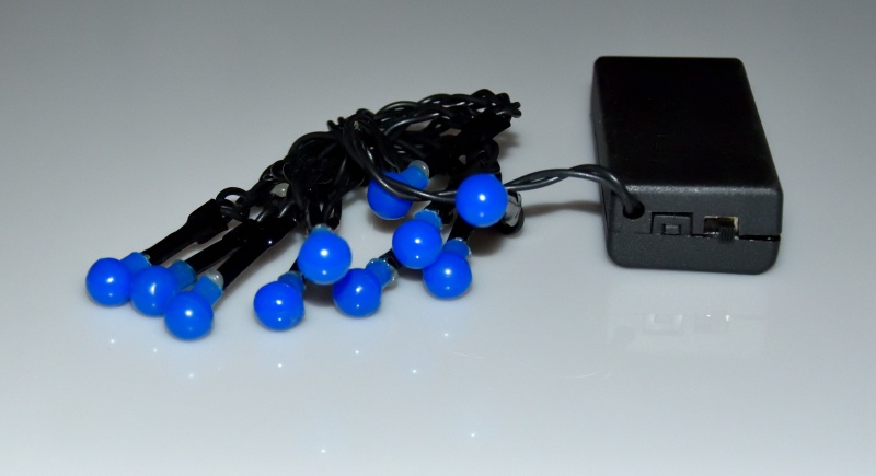 Řetěz na baterie 10 LED modré koule plast 9mm délka 1,2 m pkartonové balení K20