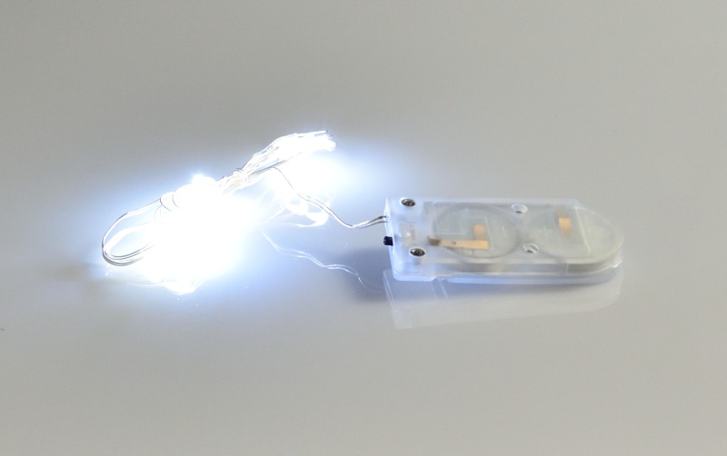 Řetěz na baterie studená bílá 10 LED měděný drátek vnitřní kartonové balení K24