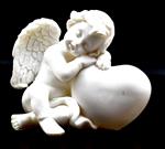 Andělíček se srdcem pravý 7x5x4,5 cm soška anděla bílý polyresin