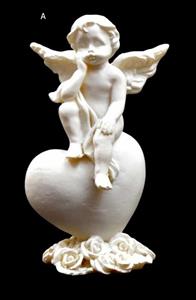 Andělíček sedící na srdci pravá ruka podpírá tvář 8,5x5x4 cm soška anděla bílý polyresin - A