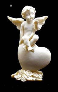 Andělíček sedící na srdci levá ruka posílá polibek 8,5x5x4 cm soška anděla bílý polyresin