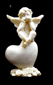 Andělíček sedící na srdci obě ruce podepírají tvář 8,5x5x4 cm soška anděla bílý polyresin