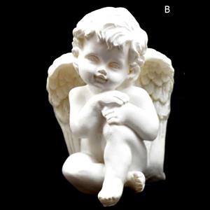 Sedící andělíček ruce opírá o koleno 10x8x7 cm soška anděla bílý polyresin