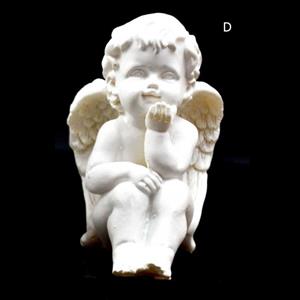 Sedící andělíček levou ruku opírá o bradu pravou koleno 10x8x7 cm soška anděla bílý polyresin